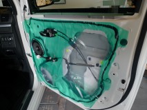 タントのスピーカー交換 サービスホールはかなり巨大で、デッドニングの効果は大きそうです。