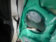 タントのスピーカー交換 今回バッフル無で取付ですが、鉄板に直接固定は少し気が引けるので、エプトシーラーで鉄板側に気密施工を施します。