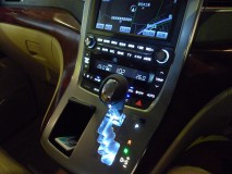 V6アルファードのエアコンパネル・ナビ廻り全LED打ち替え作業 エアコンパネルとナビパネルだけで100個近くのLEDが使われています。シフトゲートイルミとポジションイルミを持ち込みで施工させていただきました。