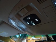 V6アルファードのエアコンパネル・ナビ廻り全LED打ち替え作業 天井のスイッチは電球が使われているので、光ムラが出ないようにLED化します。