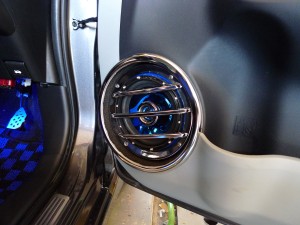 アクアのスピーカー網撤去と装飾取付とハイビーム交換