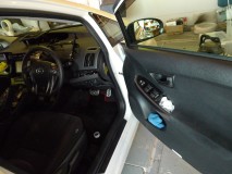 G'sプリウスのLED打ち替え修正とバック連動ミラーと走行ロックの取付 車速ロックとバック連動ミラーは運転席スイッチコンソールの裏側に取付。トヨタ車のためシートベルトキャンセルが必要です。