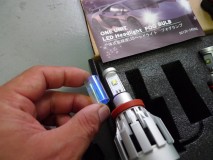  色ガラスを入れることでイエローバルブに変更することもできます。 