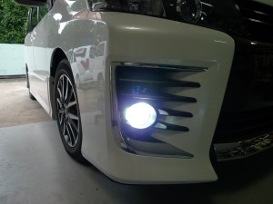 新型VOXYのフォグランプLED化と室内灯LED
