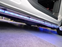  固定には電気屋さん御用達の結束バンドベースを使用しました。2液型エポキシ接着剤でしっかり固定しています。ビス止めだとフレームに穴を開けることになってしまうため、この方法で対応しました。 
