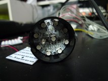 GARAX「プッシュスターターイリュージョンスキャナー」取り付けと打ち換え 分解したところ、全てのチップが同じ種類でコストダウンが図られていたようです。真ん中のRGBチップを打ち換えます。RGBホワイトの演色性能もまだまだですね。若干黄色みの強い5000K程度の色合いでした。