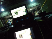 KIVICでミラーリング映像転送(Miracast)ランクル200に ビデオをRCAで表示したところです。画質もまったく問題なくノイズも出ていません。