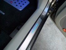 プリウスのヴァレンティ製ハイマウントストップランプ配線とリアゲートイルミ施工 LEDをやり変えて無事修理完了です。
