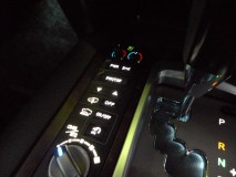 ランドクルーザー200ZXのインナーパネル全LED打ち換え 相変わらずシートヒーターの一部分だけ色が変わりません。文字盤を削ればOKですがかなり緻密な作業となります。費用対効果で今回はパスさせていただきました。
