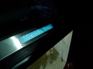 W140ベンツSのナビモニター移設とステップガーニッシュの取り付け