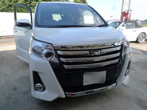 新型ノアの室内灯LED化とライセンス・バック球LED化