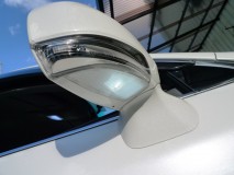  ウェルカムランプはミラーを外して4本のビスを外すとカバーが取れるので、ユニットを外して電球を交換します。文章で書くと簡単ですが、施工すると結構難しいですよ。 