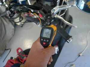 スクーターのグリップヒーター取り付け
