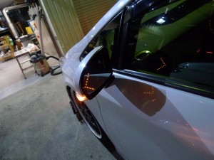 プリウスに流れるドアミラーウィンカー施工