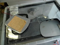  ノアのミラーは初めて分解しましたが、裏面に粘着剤がありませんでした。そのため、LEDの固定がとてつもなく簡単にできます。ノア・ヴォクシーの方には、ぜひともお勧めしたいDIYですね。 