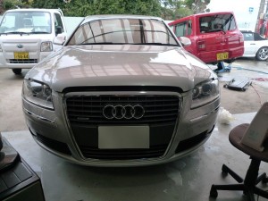 AUDI A8 のﾍｯﾄﾞﾗｲﾄ磨き・塗装施工