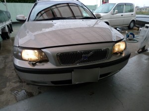 ２００３年型前期VOLVO V70のヘッドライトHID化