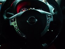  ハンドルスイッチの打ち換え。この車両はエアバッグ側にスイッチ類が固定されていました。通常はハンドル側に固定されていることが多いですが、エアバッグ作動時に破片などが飛ばないんでしょうか。話題のエアバッグだけに、ちょっと詳しく見てみました。 