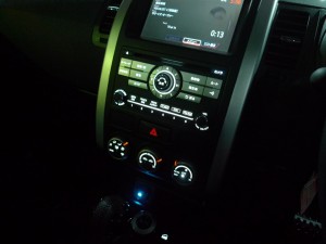 新型エクストレイル（ディーゼル）の内装パネル打ち変え作業