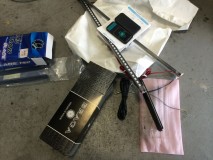  今回取り付ける部品です。デイライトは最近話題の「ジュナック」製。作りはかなり良く、値段相応だと思います。ナイトライダーLEDは赤外線リモコンタイプで、こちらも配線するだけでした。 