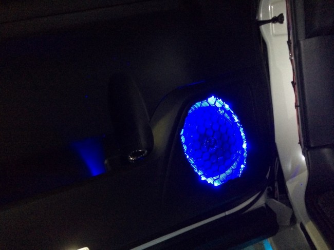   アルファードの小物入れLED仕込み作業（写真提供）  