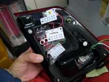  リアゲート側のユニット裏側を大きく切開。もちろん防水に問題ない部分のみです。あとはLEDを100%の明るさになるよう加工して完了です。電源はハイマウントから分岐 