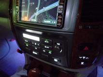 ランクル100のパネル打ち換えと各種パーツ持ち込み取付 液晶部分とスイッチ部のムラをなくしました。ナビも施工ご希望でしたが、構造上かなりリスクが高く、時間もかかりそうなので今回は断念しました。