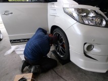 ガンダムアルファードのいろんなことしました。 ということでたまらずオーナー様にて車高調整。