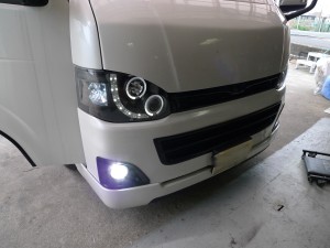 ハイエースのフォグHIDとテールユニット修理＆室内灯追加
