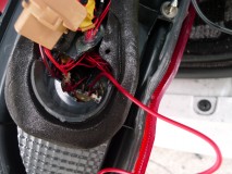  当然のことながら防水性を損なわないよう穴を広げます。その後、LEDに直接電気を送ってテストしました。LEDは問題ないので、配線と整流ダイオードが怪しいと判断。整流ダイオードを交換して無事完了しました。 