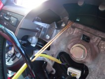 スカイアクティブ デミオのクルコン取り付けとウィンカーLED化 衝撃の事実:エアバッグ配線の固定に輪ゴムが使用されていました。輪ゴムの耐久性について疑問が残ります。