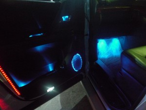 アルファードの小物入れLED仕込み作業（写真提供）