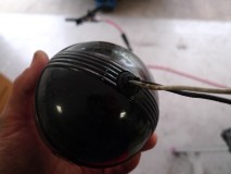  電球が見えませんでしたが、樹脂カバーなので簡単にくり貫けます。 