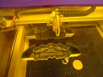 ブレーキキャリパーのロゴイルミネーション作成 まずは市販のキャリパーカバーを穴あけします。レーザー加工機による仕事なので1mm の狂いもありません。