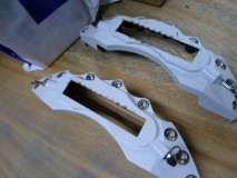 ブレーキキャリパーのロゴイルミネーション作成 くりぬき終わった状態です。