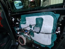 アルファードのミラーウィンカーユニット交換とスイッチ取り付け 取り付けする商品は小さいですが、配線を引き込むためにドアは全バラシになります。