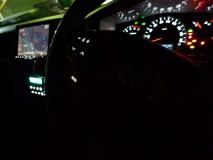  液晶はマリンブルーに変えたのですが、やはり反転しないとかなりの明るさ。上のナビよりも眩しくなってしまいました。 