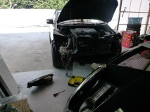 CX7のヘッドライトクリーニング まずはライトユニットの取り出しのため、バンパーを外してユニットを外します。
