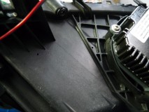 CX7のヘッドライトクリーニング 水が入ることは避けられないため、今回ユニットの底面に6箇所穴を開けました。これでたとえ水が入っても、時間が経てば抜けるようになります。