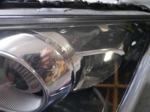 CX7のヘッドライトクリーニング 今回は助手席側に水が入っていました。実は以前も一度運転席側に水が入っていたそうで、その時は新品に交換されているため、左右でレンズの黄ばみ具合が異なります。また新しいレンズにも水が入ってしまい、構造上の欠陥がある可能性が高いと考えられます。
