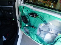  まずはフロントスピーカーの交換です。 