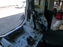  リアスピーカーの交換です。スピーカー1個替えるだけでもここまでばらします。 