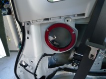  反対側はさらにひどい。スピーカーのメーカーさんが見たら泣いちゃいますね。せっかく良いスピーカー作ってもこれじゃあ何付けてもいっしょですよ。 