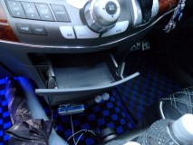 オデッセイの室内イルミと小物入れのアクリルプレート取付 LEDはもともと入っていますが、光る部分がないのでアクリルで光る部分を作ってあります
