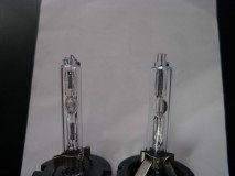  右が新商品のバルブです。ガラス自体がほんのり青みを帯びているのがわかります。UVカット率も高そうです。 