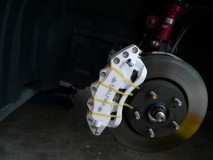  塗り終えたらカバーを耐熱コーキングとステーを使って固定。もちろんパッド交換ができるように固定 