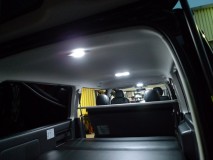  室内灯には、新商品のハイエース専用面発光LEDを使用しました。 