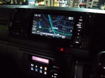  ナビはハイエース専用のキットをお客様にお持ち込みいただきました。 