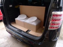 デモカーアルファードのウーファー乗せ替え 土台を乗せて、あらかじめ製作していたスピーカーボックスを取り付けます。