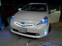 プリウスアルファーのデイライト施工とウィンカーLED化 ウィンカーユニットを外して穴を開けて、裏からLEDを挿入します。その後はACC電源と接続するだけです。純正ユニットを流用するので後付感はゼロです。税込み10,000円で実現できるお勧めの加工です。